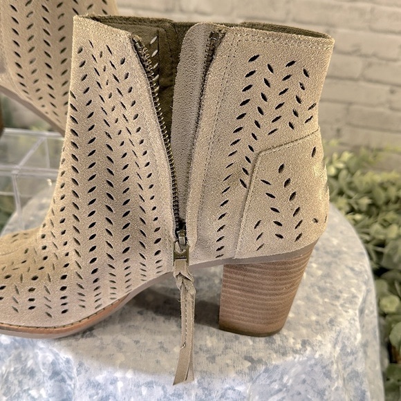 TOMS Majorca Beige Suede Peep Toe Perforated Fashion Ankle Booties WMS 9M✨EUC✨ - Picture 6 of 11